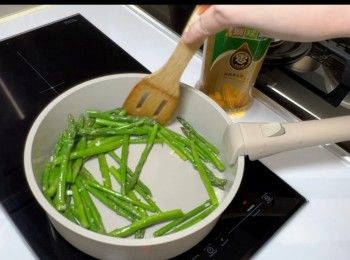 step7: 加入蘆筍快炒1-2分鐘，最後落少許鹽即可。