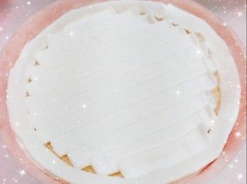 step16: 從雪櫃取出，已完成的<span class="group_2">朱古力外殼</span>下半部份，再將<span class="group_2">朱古力外殼</span>的上半部份蓋上和黏合（可將抹刀加熱，在<span class="group_2">朱古力外殼</span>的邊緣位置抹一圈；必需趁朱古力溶化時，快速進行黏合） 2. 最後，按個人喜好放上適量的裝飾，即可