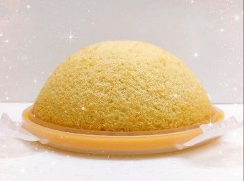 step14: 最後，放上面層的蛋糕片，將忌廉夾餡（140 g）塗滿整個蛋糕表面，用抹刀抹平，放進雪櫃冷藏至少2小時