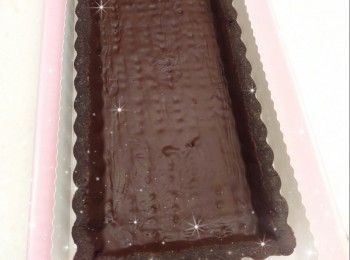 step6: 最後，加入意大利軟芝士（分4-5次，每次加入忌廉鮮奶後，必需攪拌至完全混合，才可再次加入忌廉鮮奶；否則意大利軟芝士容易起顆粒）攪拌至完全均勻（呈現順滑光澤的狀態；如有少許顆粒，可將蛋糕漿過箍） 2. 將適量的芝士餡倒入<span class="group_1">撻皮</span>中（可先在<span class="group_1">撻皮</span>面上均勻的塗上一層薄薄的朱古力溶液待凝固），放進雪櫃冷藏至少1小時至凝固