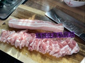 step2: 五花腩👉🏻洗乾淨👉🏻切片再切條👉🏻然後切粒
