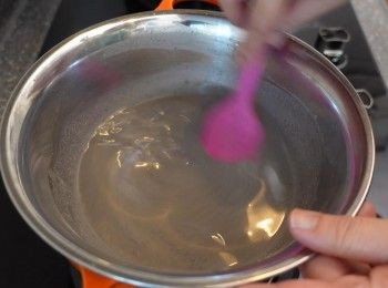step5: 芝麻漿及牛奶漿隔水 坐至半生熟漿