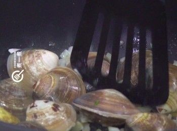step3: 加入蜆略炒
Add in the clams.