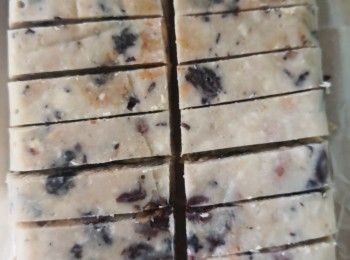 step2: 用膠刮入方型盆模壓平，放入雪櫃雪實