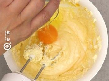 step5: 再分兩次加入雞蛋，打至軟滑
Add in eggs, one at a time, and beat until well combined.