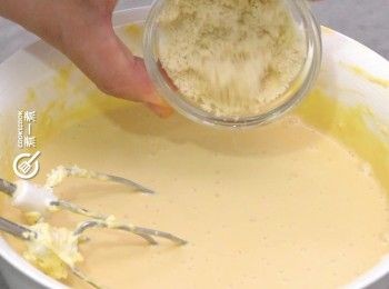 step7: 加入杏仁粉拌勻
Add in almond flour and mix well.