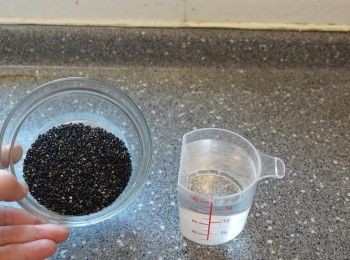 step1: 炒香黑芝麻及水先以高速機攪拌