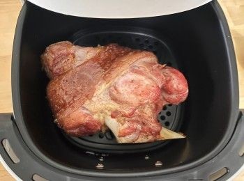 step6: 在豬手表面均勻塗上白醋、翻面，以200度氣炸豬手10分鐘。