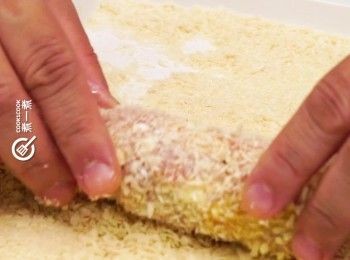 step6: 除去保鮮紙，在雞卷表面沾上麵粉、蛋漿及麵包糠
Remove the food wrap. Coated with flour, egg liquid and bread crumbs.