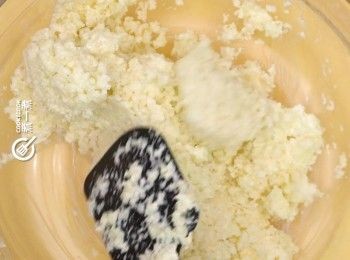 加入忌廉芝士、壽司醋及白芝麻拌勻
Add  cream cheese, sushi vinegar, white sesame seeds and mix well.