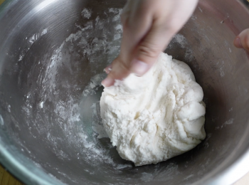 step3: 中筋麵粉用煮沸的熱水燙熟，攪勻，加糖，等稍涼再加糯米粉，先加三分一至一半的水攪拌，加油攪拌，搓揉成團