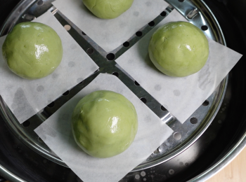 step5: 整顆抹油，放在牛油紙上，水煮沸計時，中火蒸12分鐘