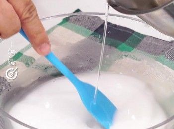 step3: 將大滾的糖水慢慢注入粉漿內，一邊拌勻至凝結
Stir in boiling sugar water in the starch solution slowly until set.