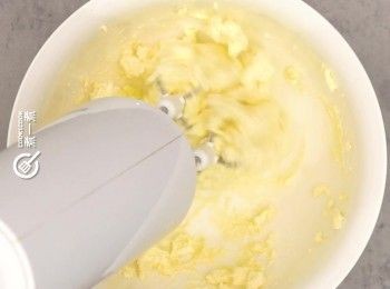 step3: 忌廉芝士室溫放軟，用打蛋器打發
Soften the cream cheese at room temperature and beat with an electric mixer.