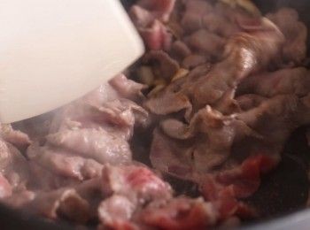 step1: 熱油鍋爆香大蒜後，加入梅花豬肉片炒熟。