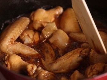 step2: 熱鍋，將砂糖炒好後，加入醬油與雞翅翻炒上色。