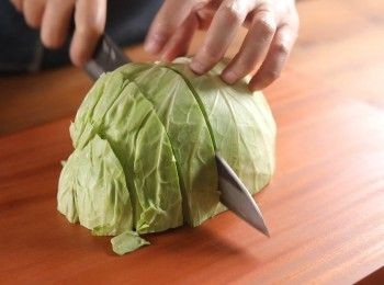 step1: 首先將高麗菜切塊後，洗淨。