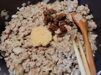 step4: 加入油漬蕃茄乾和蒜蓉續炒。