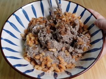 step1: 眉豆先用水清洗2-3次，提前1-2小時浸豆，加適量水煮熟/蒸熟，瀝乾水分，用攪拌棒攪爛成眉豆蓉；用水洗乾淨蝦米，浸泡15分鐘，瀝水切碎，加油炒香備用，眉豆蓉加入炒過的蝦米碎、鹽、糖和五香粉，拌勻成鹹味眉豆餡