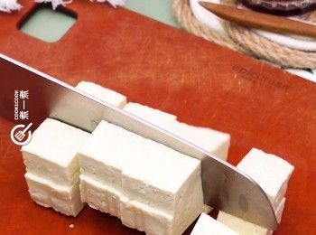 step2: 豆腐切大粒備用
Cube bean curd.