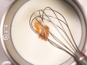 step7: 加入雲呢拿香油和已過篩的雞蛋
Add vanilla extract and beaten egg, which has been sieved.