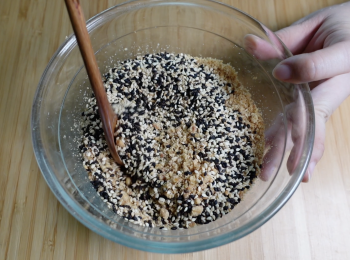 step1: 敲碎花生糖，再加炒過的黑白芝麻