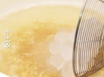 step11: 下開邊綠豆及清心丸煮至微滾
Add mung bean and jelly dices. Cook until a little boil.