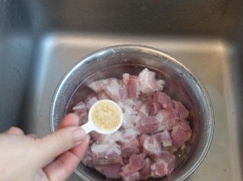 step1: 排骨洗淨後 用生粉及糖 浸泡約30分鐘