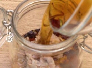 step5: 將<a href="https://bit.ly/3uTwVKG" target="_blank" data-keyword="雞腎" class="guide-link"><strong>雞腎</strong></a> <span style="display:inline-block;vertical-align:middle;margin-top:-3px;color:initial;border-radius:3px;padding:2px 3px;font-size:12px;line-height:14px;background:#87d300;color:#fff;">即買</span> 、香槽露、花雕酒和杞子放入大瓶內
Add chicken kidney, Xiang Zao Lu, Huadiao wine and goji berries into a big jar.