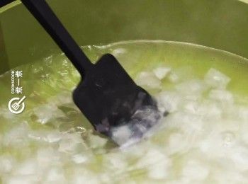 step6: 放入熱水中煮至透明，撈起瀝乾備用
Boil in hot water until transparent. Drain dry.