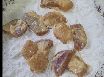 step5: 最後將以每件腩肉沾滿生粉壓實備用