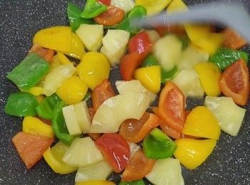step9: 將鑊倒下油燒熱,放下三色紅椒略炒再加入菠蘿略炒,撈起備用