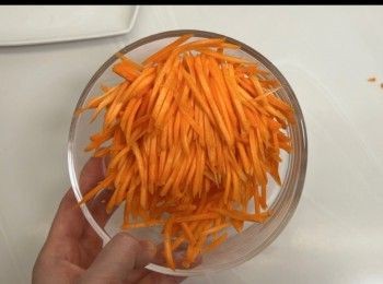 step2: 將甘筍洗乾淨，去皮並刨成幼絲。