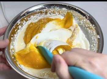 step4: 再加入已放涼的濃縮芒果蓉，並輕輕攪拌均勻。