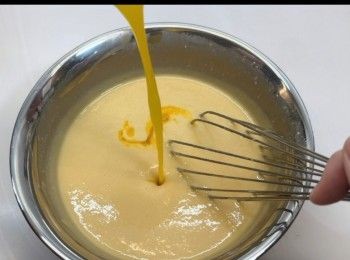 step5: 加入無鹽牛油溶液，攪拌均勻。