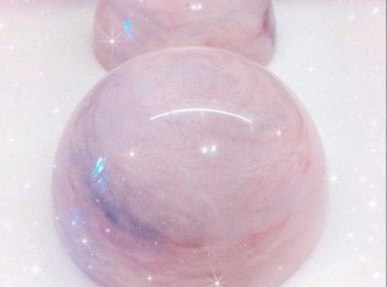 step6: 最後，倒入第2層朱古力溶液，放進雪櫃冷藏約25-35分鐘至凝固（<span class="group_2">朱古力外殼</span>的邊緣可用刀子刮平整，方便黏合），脫模（只需將扑扑蛋糕模反轉，輕敲蛋糕模外圍，即可輕易脫模） 2  在底座塗上少許朱古力溶液，然後放上<span class="group_2">朱古力外殼</span>的下半部份，放進雪櫃冷藏至底部固定，備用