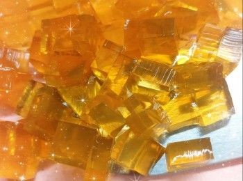 step3: <span class="group_1">檸檬茶果凍粒裝飾（160 ml）</span>： 1. 魚膠粉加入檸檬茶中（25 ml；拌勻後，靜置5分鐘，待魚膠粉完全吸水膨脹），用熱水坐溶（如直接用熱水開溶，魚膠粉會容易結塊），攪拌至魚膠粉完全溶解 2. 加入剩下的檸檬茶，拌勻後倒入模具中（先舖上保鮮紙），放進雪櫃冷藏至凝固，脫模，切粒，放進雪櫃冷藏，備用