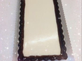 step8: 將適量的芒果果凍倒在已凝固的芝士餡上，放進雪櫃冷藏至凝固