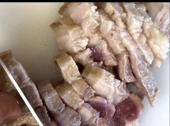 step2: 冰鎮後把五花腩切成喜歡的大小和厚度。After 5 minutes, take out the pork belly and cut into small pieces.