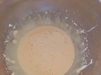 step2: 在另一個碗內用電動打蛋器打發蛋黃和糖，至淡黃色和稠身