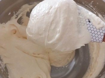 step4: 再篩入麵粉和粟粉，拌勻