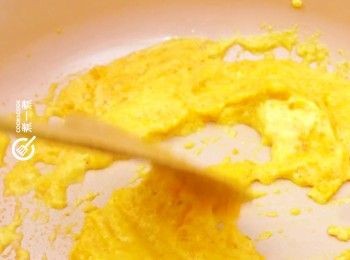 step8: 中火燒熱油，下鹹蛋黃碎慢炒至溶化
Stir fry mashed salted egg yolk over low heat until completely melted.