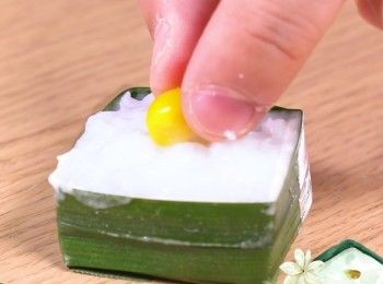 step7: 先放西米，再放椰漿，加粟米裝飾
Add in sago, coconut milk mixture and corn kernels respectively.