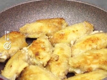 step2: <a href="https://bit.ly/3zHU5V3" target="_blank" data-keyword="雞翼" class="guide-link"><strong>雞翼</strong></a> <span style="display:inline-block;vertical-align:middle;margin-top:-3px;color:initial;border-radius:3px;padding:2px 3px;font-size:12px;line-height:14px;background:#87d300;color:#fff;">即買</span> 中火煎至兩面金黃
Pan fry both sides of chicken wings until golden browm.