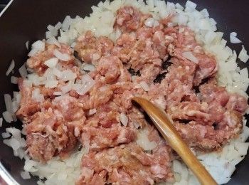 step3: 加入免治豬肉不停炒約3分鐘至變色。