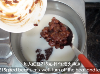step3: 紅豆層：加入紅豆215克,拌勻,熄火待涼