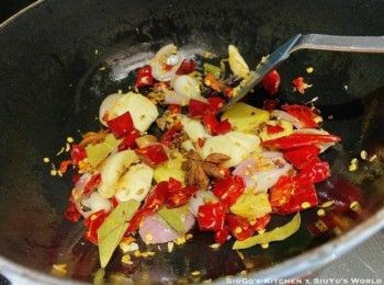 step2: 燒熱油鑊(我用LC媽咪黑鍋‧22cm )，加入薑片、蒜片、乾葱及香料包爆香。