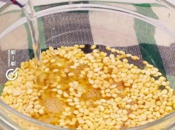 step7: 開邊綠豆洗淨，浸泡半小時
Rinse mung bean then soak in water for 30 minutes.