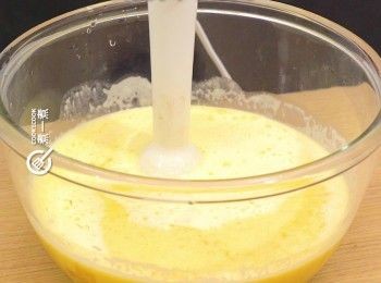 step4: 將芒果肉、牛奶、椰漿和芒果雪糕，以攪拌機打勻
Mix mango flesh, milk, coconut milk and mango ice cream with an electric hand blender.