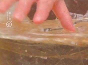 step2: 魚膠片用水浸軟
Soak gelain sheet until soften.